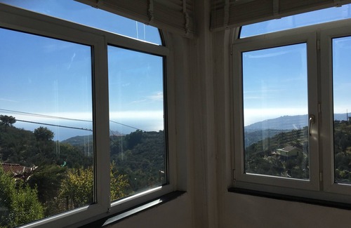 Artallo Apartment | Apartment with sea view, modern equipment, WiFi, private parking