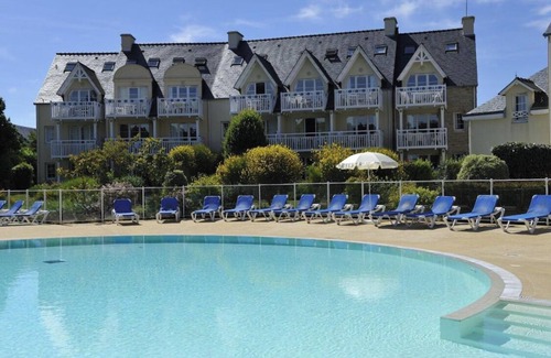 Fouesnant Apartment | Apartment with terrace, sea view, beach 20 metres away, swimming pool and garden!