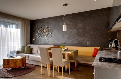 Rifiano Apartment | Apartment "Wohnung 2" with Mountain View, Heated Pool & Wi-Fi