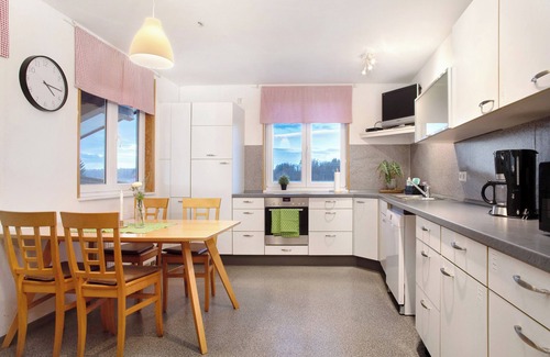 Meckenbeuren Apartment | Apartment 'Wohnung Beim Obsthof' with Mountain View and Wi-Fi