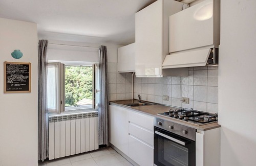 Celle Ligure Apartment | Apartment 'Zafferano Suites - Basilico' with Shared Garden and Wi-Fi