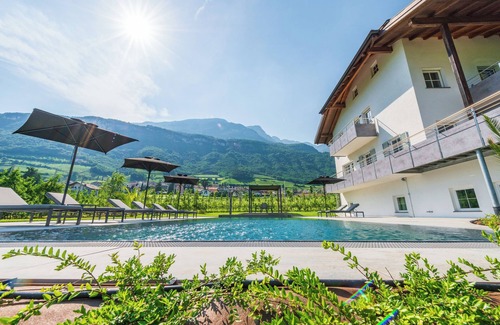 Tramin Apartment | Apartment Zwerger 'Parterre' with garden terrace, pool and large sunbathing lawn