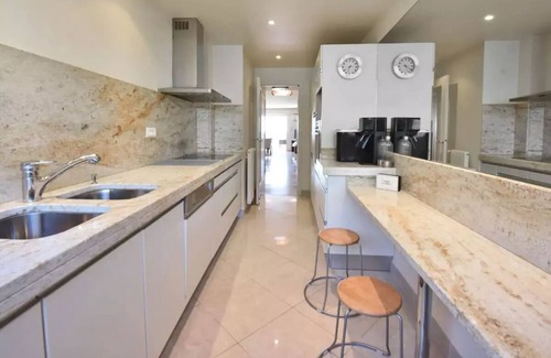 California - Pezou Apartment | Apartments for 4 People