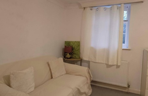 Huntingdon Apartment | ApartmentSleeps4-Parking-NearHuntington-PetsOK
