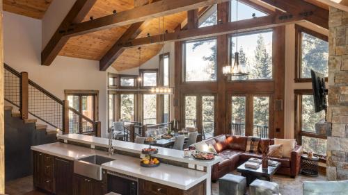 Mountain Village House | Apex by AvantStay Cozy Expansive Mountain Home Close to the Slopes w Hot Tub