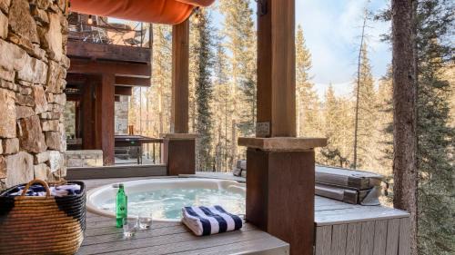 Mountain Village House | Apex by AvantStay Cozy Expansive Mountain Home Close to the Slopes w Hot Tub
