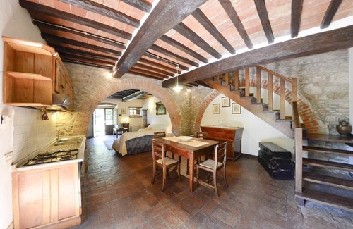 San Pietro a Cegliolo Apartment | APP. PAPAVERO x8 Beautiful farmhouse surrounded by nature, with swimming pool just 3 km from Cortona