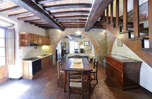 San Pietro a Cegliolo Apartment | APP. PAPAVERO x8 Beautiful farmhouse surrounded by nature, with swimming pool just 3 km from Cortona