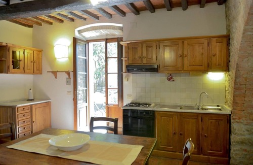San Pietro a Cegliolo Apartment | APP. PAPAVERO x8 Beautiful farmhouse surrounded by nature, with swimming pool just 3 km from Cortona