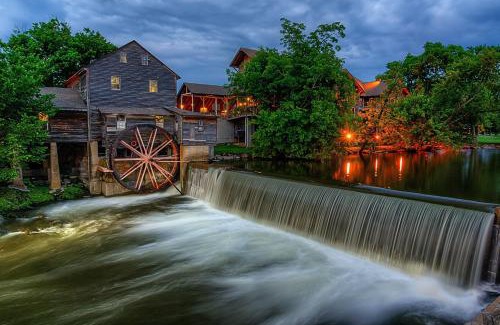 Chalet Village North House | Appalachian Lookout-Hot Tub, Cozy Cabin Retreat in the Smokies Comfort for All!