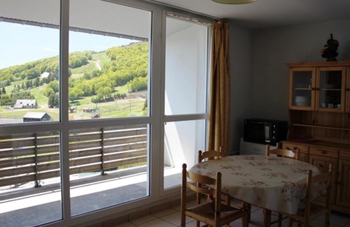 Besse-et-Saint-Anastaise Apartment | Appart 6 pers avec Parking privé, près du Lac et ski - FR-1-814-71
