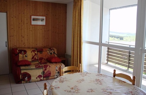 Besse-et-Saint-Anastaise Apartment | Appart 6 pers avec Parking privé, près du Lac et ski - FR-1-814-71