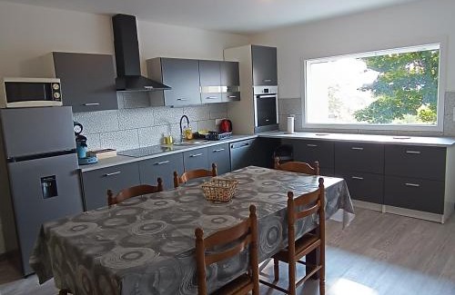 Beausemblant Apartment | Appart complet 2 chambres calme facture et repas possibles