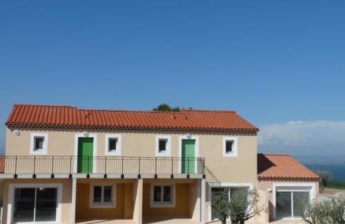 Saint-Mitre-les-Remparts Apartment | Appart'hotel Résidence La Provence