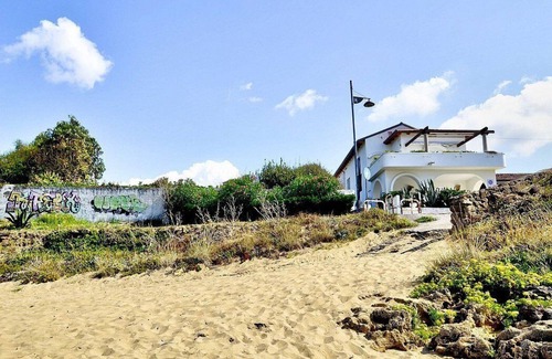 Santa Maria di Castellabate House | Appartamento Apollonia A: A bright and sunny one-story apartment that is part of a villa situated at a short distance from the beach, with Free WI-FI.