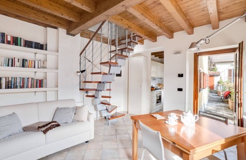 Carate Urio Apartment | Appartamento di Design con Balcone e Vista Lago!