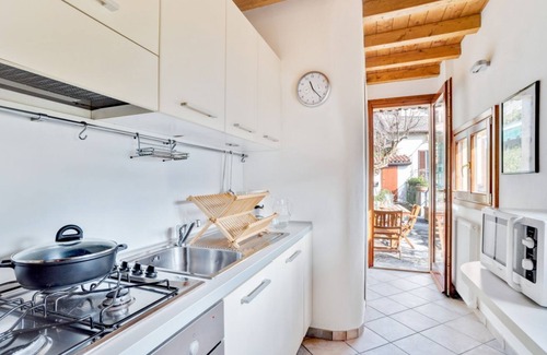 Carate Urio Apartment | Appartamento di Design con Balcone e Vista Lago!