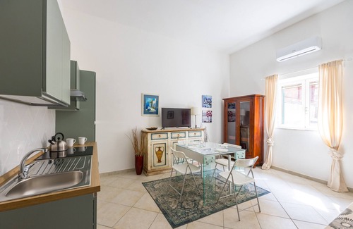 Pozzuoli Apartment | Appartamento in piazza a Pozzuoli by Wonderful Italy