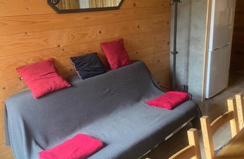 Saint-Jacques-des-Blats Apartment | Appartement Style Chalet 12 Personnes