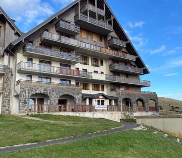 Besse-et-Saint-Anastaise Apartment | Appartement bellevue sur les hauteurs de Super-Besse
