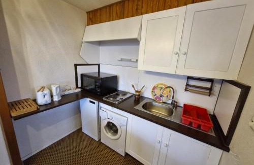 Besse-et-Saint-Anastaise Apartment | Appartement spacieux au pied des pistes à Super Besse - FR-1-814-87