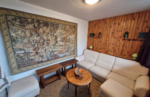 Besse-et-Saint-Anastaise Apartment | Appartement spacieux au pied des pistes à Super Besse - FR-1-814-87