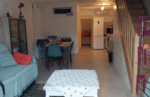 St.-Remy-de-Provence Apartment | Appartement en Rez-de-chaussée Avec une Cour Fermée : Lou Dormidou D'eleno !