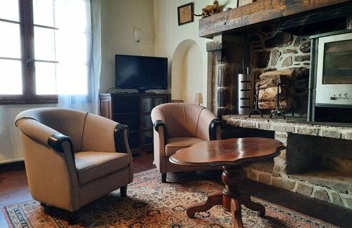 Beaulieu-sur-Dordogne Apartment | Appartement , Centre de Beaulieu sur Dordogne, Avec Balcon Privé