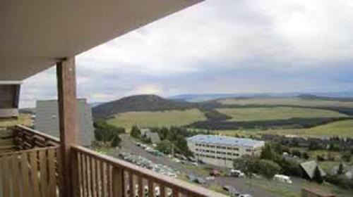 Besse-et-Saint-Anastaise Apartment | Appartement confortable à Besse - 40 m² avec balcon vue montagne