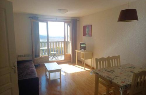 Besse-et-Saint-Anastaise Apartment | Appartement confortable à Besse - 40 m² avec balcon vue montagne
