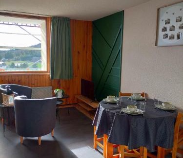 Besse-et-Saint-Anastaise Apartment | Appartement situé en plein centre à deux pas des pistes.