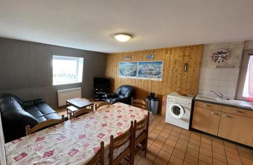 Saint-Jacques-des-Blats Apartment | Appartement T3 à Saint-Jacques-des-Blats, 2 chambres, parking, animaux acceptés - FR-1-787-18