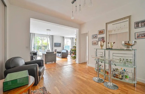 Neuilly-sur-Seine Apartment | Appartement 3 Chambres Avec Grand Jardin Privatif à 5 mn des Champs Elysées