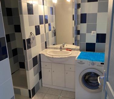 Saint-Pierre-la-Mer Apartment | Appartement 4 pers - Terrasse - Vue Mer - Proche plage