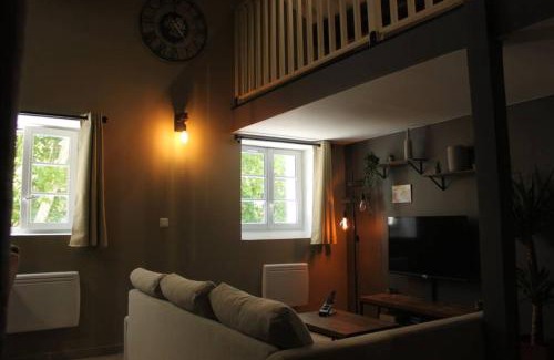 Fontaine-de-Vaucluse Apartment | Appartement avec vue sur la Sorgue