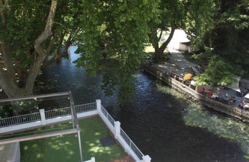 Fontaine-de-Vaucluse Apartment | Appartement avec vue sur la Sorgue
