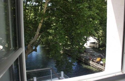 Fontaine-de-Vaucluse Apartment | Appartement avec vue sur la Sorgue