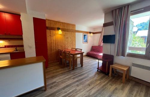 Plagne 1800 Apartment | Appartement calme à Plagne 1800 - 5 pers, balcon, vue pistes, animaux acceptés, parking inclus - FR-1-351-42