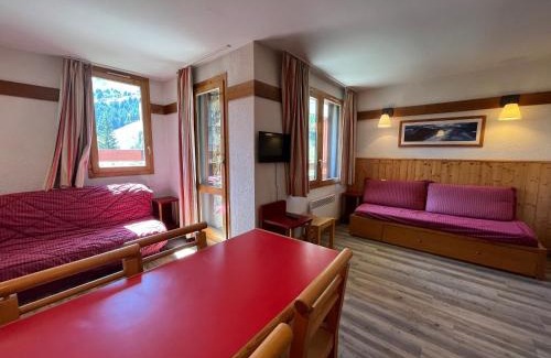 Plagne 1800 Apartment | Appartement calme à Plagne 1800 - 5 pers, balcon, vue pistes, animaux acceptés, parking inclus - FR-1-351-42