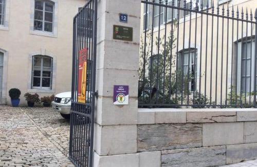 Vesoul House | Appartement charmant au cœur de Vesoul avec parking privé - FR-1-583-509