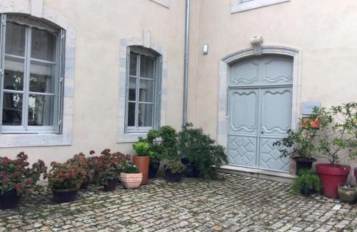Vesoul House | Appartement charmant au cœur de Vesoul avec parking privé - FR-1-583-509