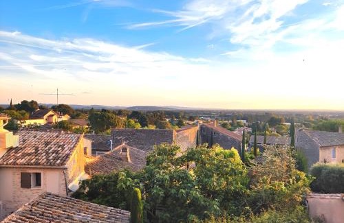 Lagnes Apartment | Appartement climatisé avec terrasse et vue sur le Luberon