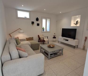 Lagnes Apartment | Appartement climatisé avec terrasse et vue sur le Luberon
