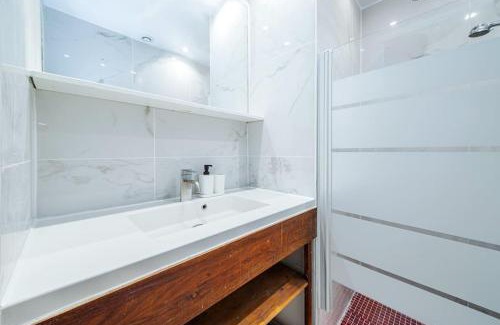 Combat Apartment | Appartement Coloré aux portes des Buttes Chaumont