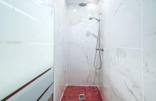 Combat Apartment | Appartement Coloré aux portes des Buttes Chaumont
