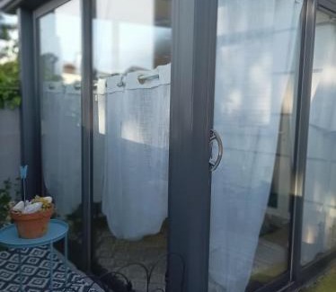 Pessac Apartment | appartement cosy à 200 du tram B chambre séparée Petite véranda lumineuse donnant sur jardinet