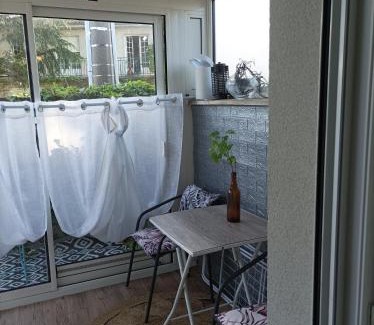 Pessac Apartment | appartement cosy à 200 du tram B chambre séparée Petite véranda lumineuse donnant sur jardinet