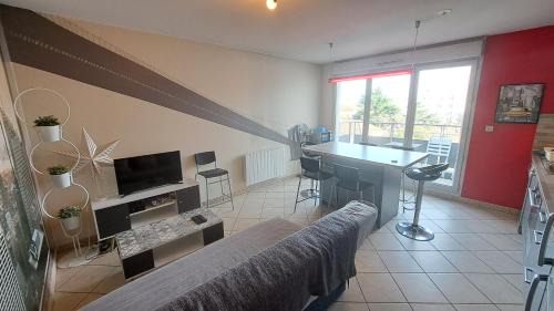 Saint-Priest Apartment | Appartement cosy 3 pièces avec garage privatif