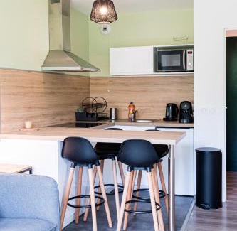 Equemauville Apartment | Appartement cosy 5 mins Honfleur piscine terrasse