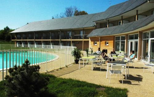 Equemauville Apartment | Appartement cosy 5 mins Honfleur piscine terrasse